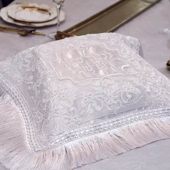 כיסוי לשבת וליום טוב דגם דפנה צבע לבן