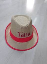 כובע קש אדום