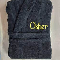 חלוק רחצה עם רקמת השם באגלית