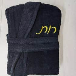 חלוק רחצה עם רקמת השם בעברית