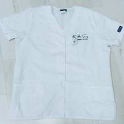 רקמה על חלוק קוסמטיקאית