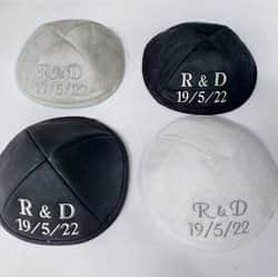 רקמת תאריך האירוע על כיפה למזכרת