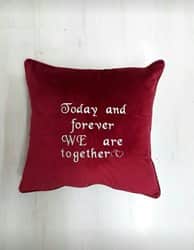 כרית נוי קטיפה עם רקמה משפט אישי